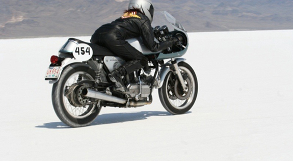 sue_ducati_900_on_the_salt_3